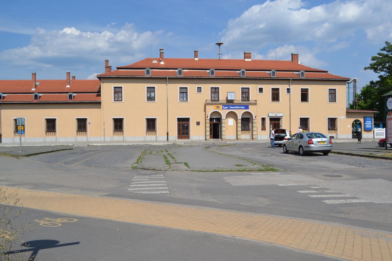 Lokomotiv Motel Eger Eksteriør billede